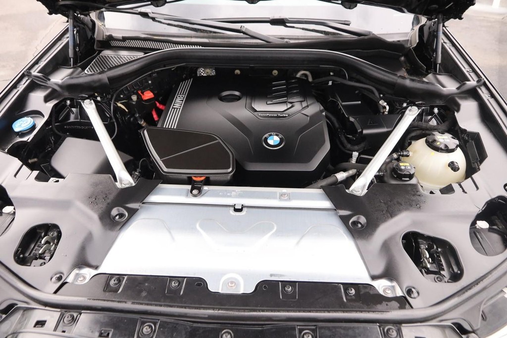 BMW X4 Vehicle Full-screen Gallery Image 30