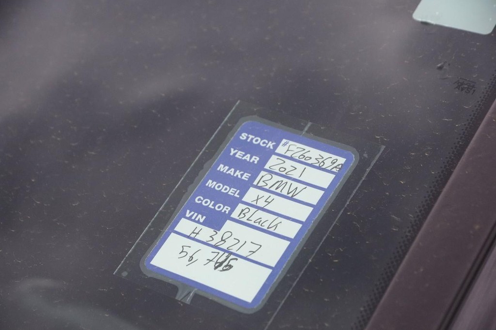 BMW X4 Vehicle Full-screen Gallery Image 31