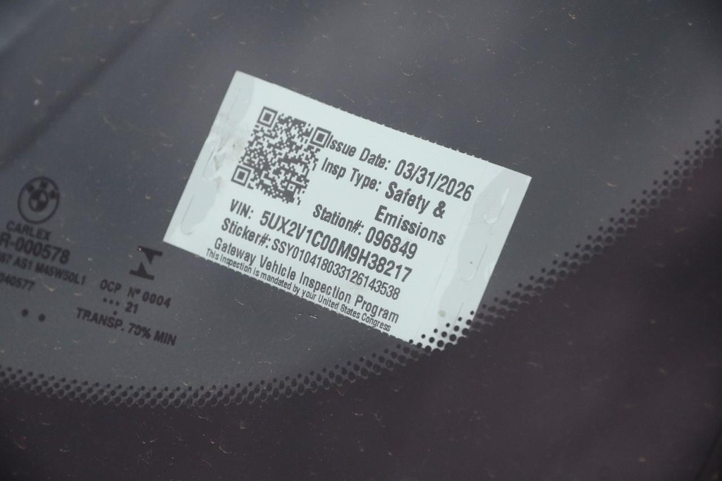 BMW X4 Vehicle Full-screen Gallery Image 32