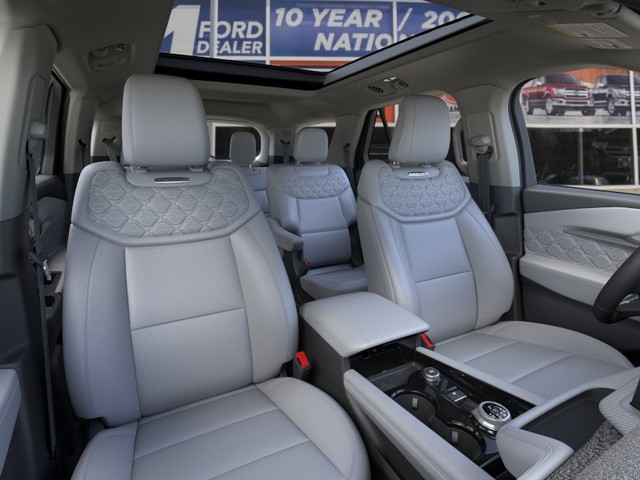 Ford Explorer Vehicle Full-screen Gallery Image 10