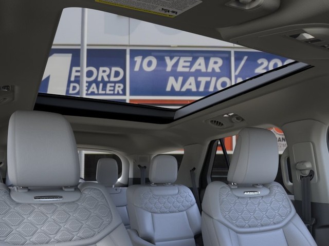 Ford Explorer Vehicle Full-screen Gallery Image 22