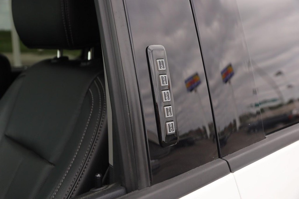 Ford Super Duty F-350 SRW Vehicle Image 09