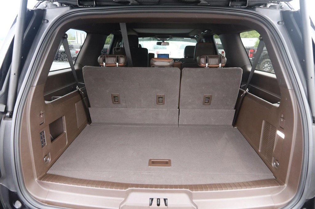 Ford Expedition Max Vehicle Full-screen Gallery Image 7