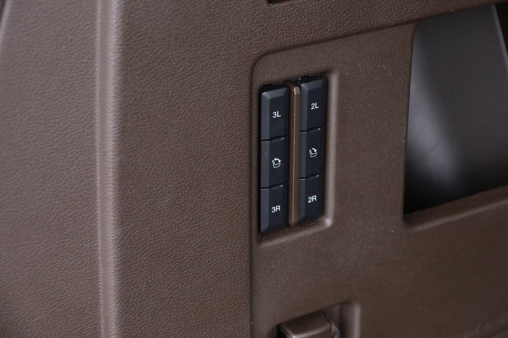 Ford Expedition Max Vehicle Full-screen Gallery Image 8