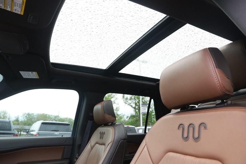 Ford Expedition Max Vehicle Full-screen Gallery Image 10