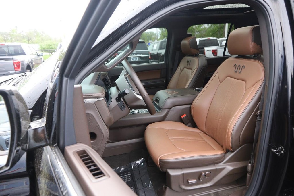 Ford Expedition Max Vehicle Full-screen Gallery Image 11
