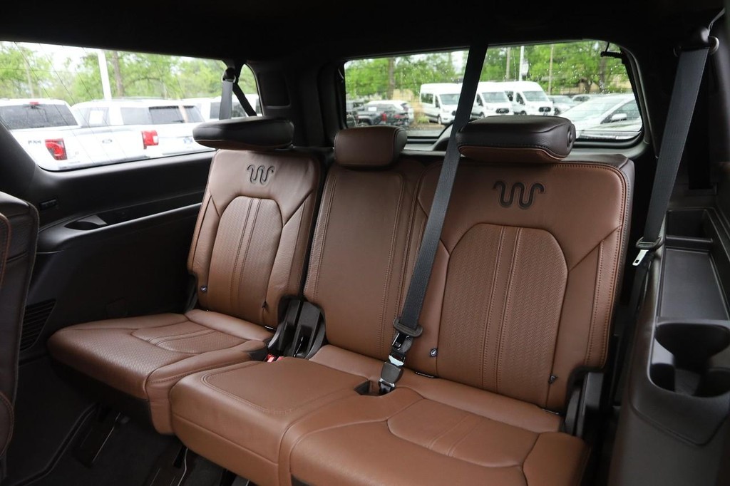 Ford Expedition Max Vehicle Full-screen Gallery Image 12