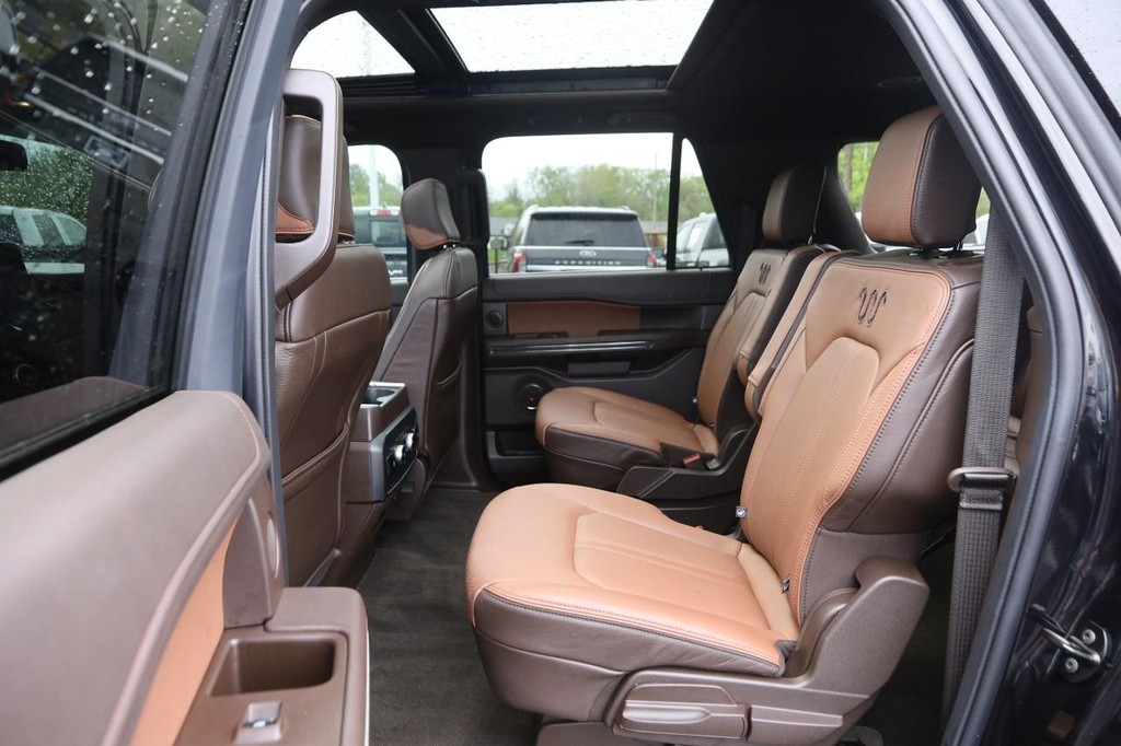 Ford Expedition Max Vehicle Full-screen Gallery Image 13
