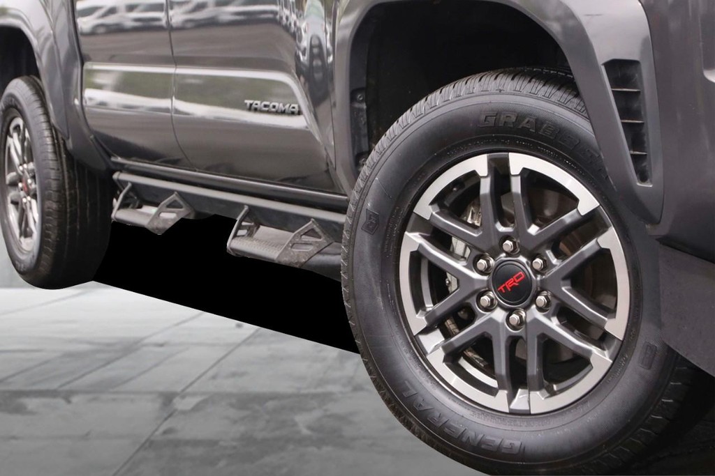 Toyota Tacoma 4WD Vehicle Full-screen Gallery Image 3