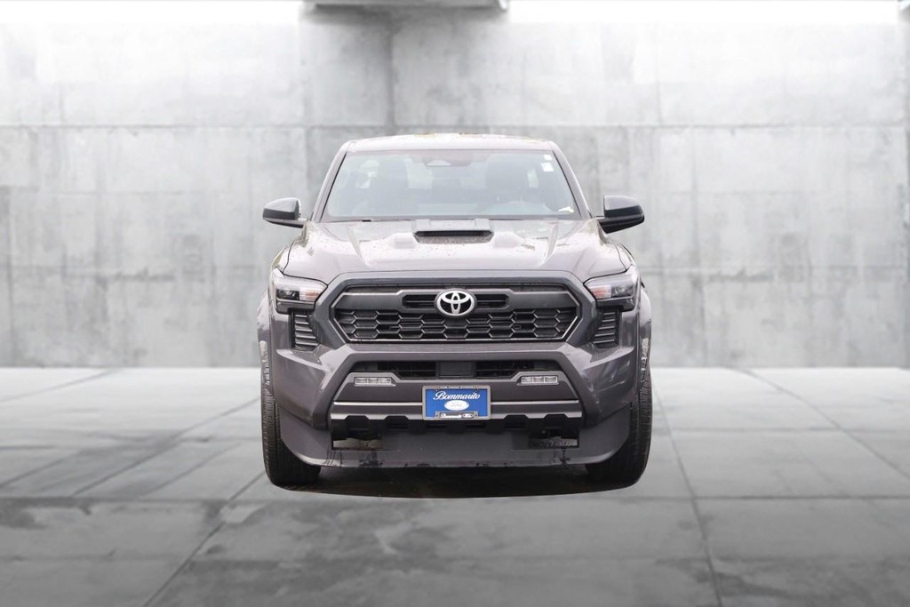 Toyota Tacoma 4WD Vehicle Full-screen Gallery Image 4