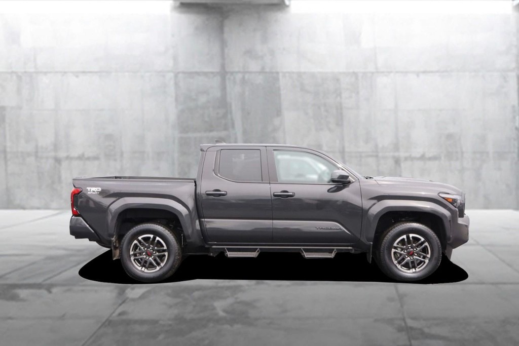 Toyota Tacoma 4WD Vehicle Full-screen Gallery Image 5