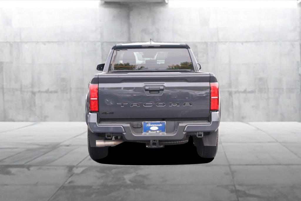 Toyota Tacoma 4WD Vehicle Full-screen Gallery Image 6