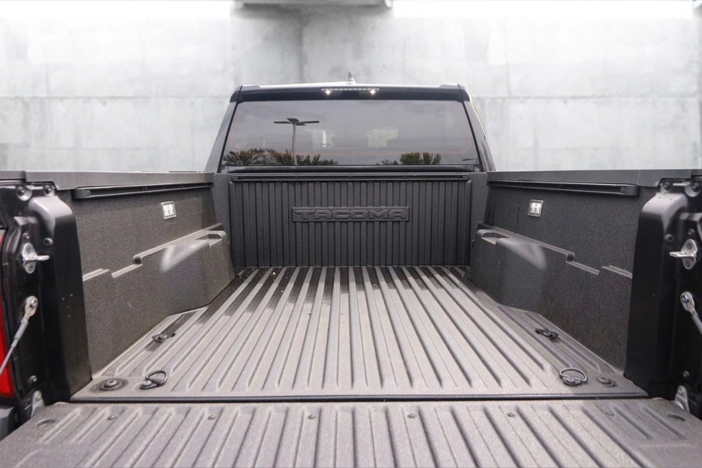 Toyota Tacoma 4WD Vehicle Full-screen Gallery Image 7