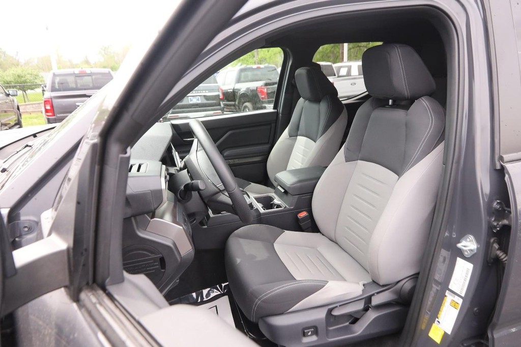 Toyota Tacoma 4WD Vehicle Full-screen Gallery Image 8