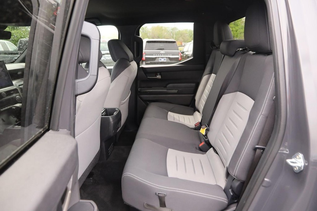 Toyota Tacoma 4WD Vehicle Full-screen Gallery Image 9