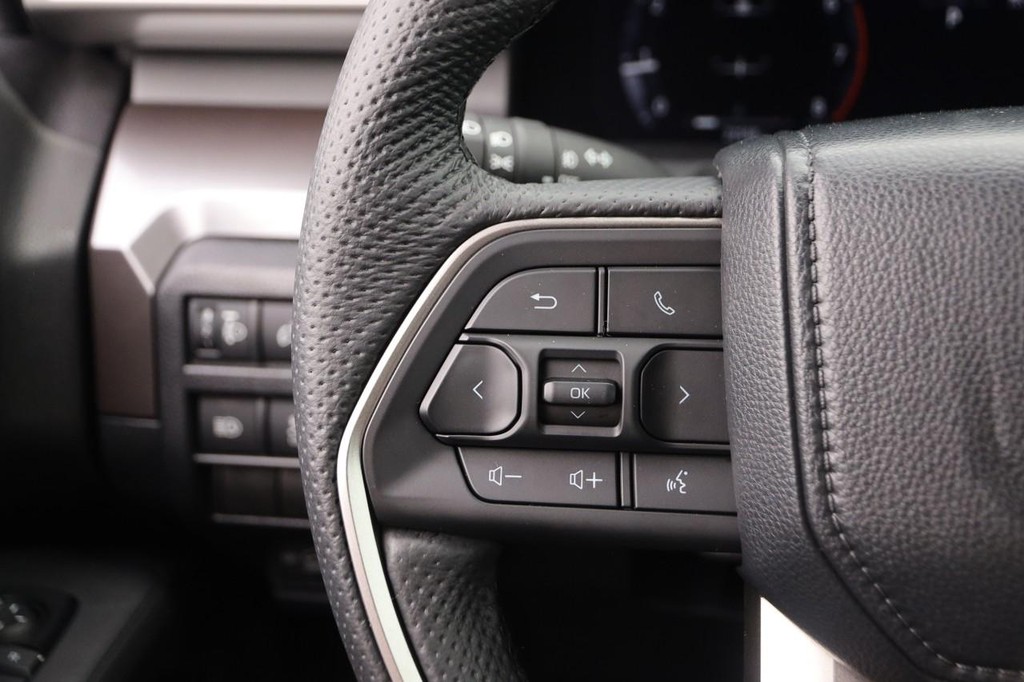 Toyota Tacoma 4WD Vehicle Full-screen Gallery Image 11