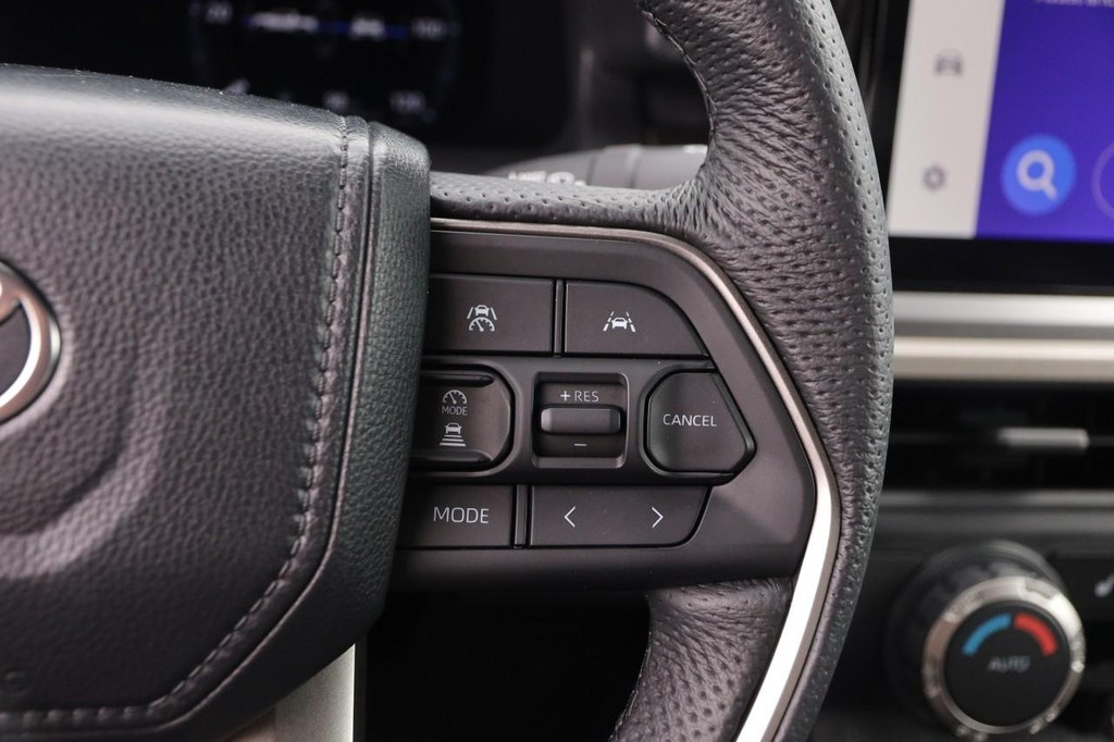 Toyota Tacoma 4WD Vehicle Full-screen Gallery Image 12