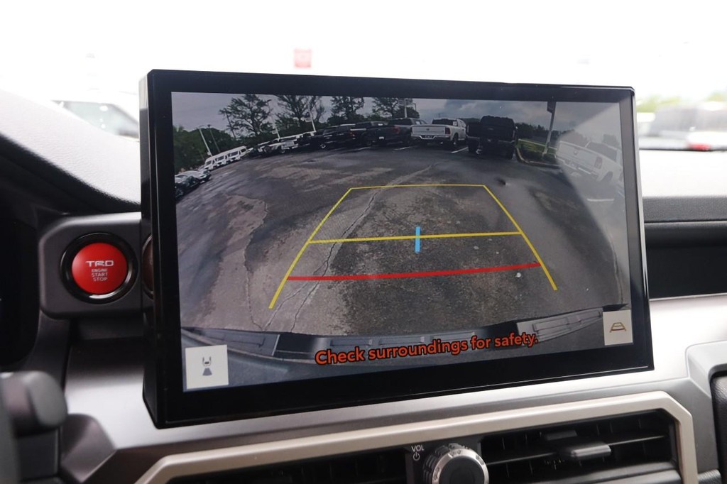 Toyota Tacoma 4WD Vehicle Full-screen Gallery Image 17