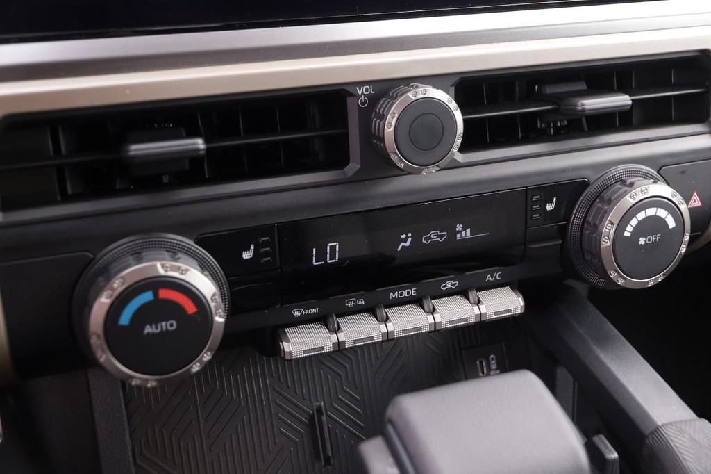 Toyota Tacoma 4WD Vehicle Full-screen Gallery Image 18