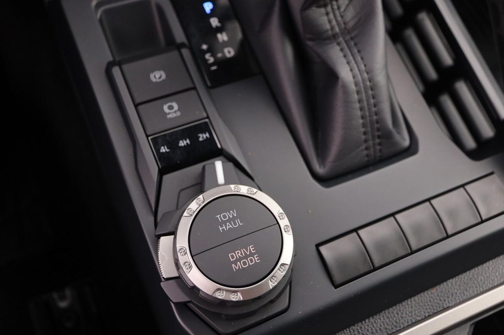 Toyota Tacoma 4WD Vehicle Full-screen Gallery Image 19