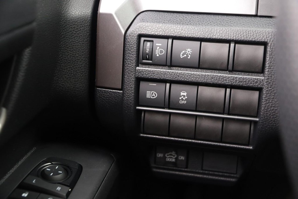 Toyota Tacoma 4WD Vehicle Full-screen Gallery Image 20