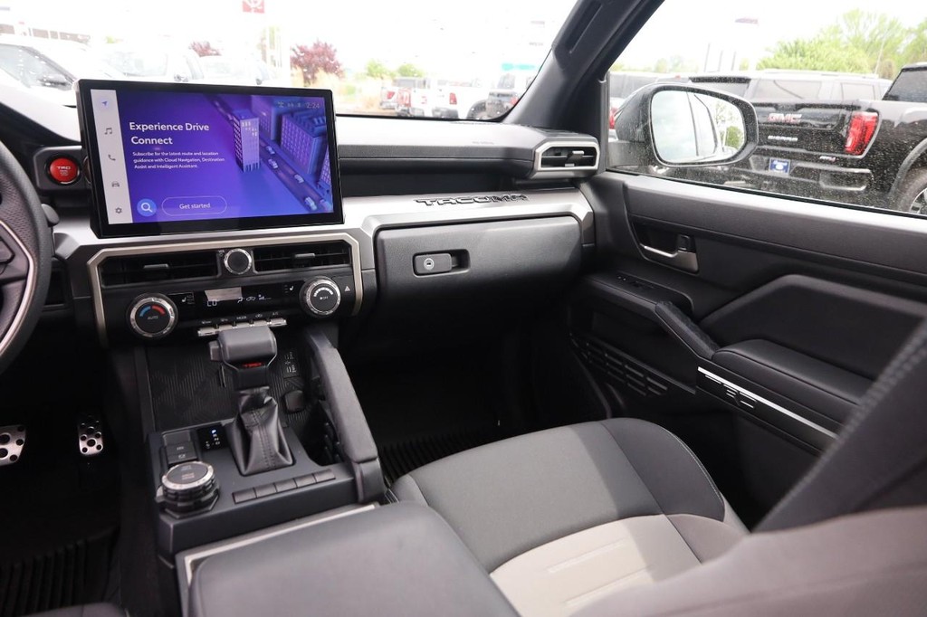 Toyota Tacoma 4WD Vehicle Full-screen Gallery Image 25