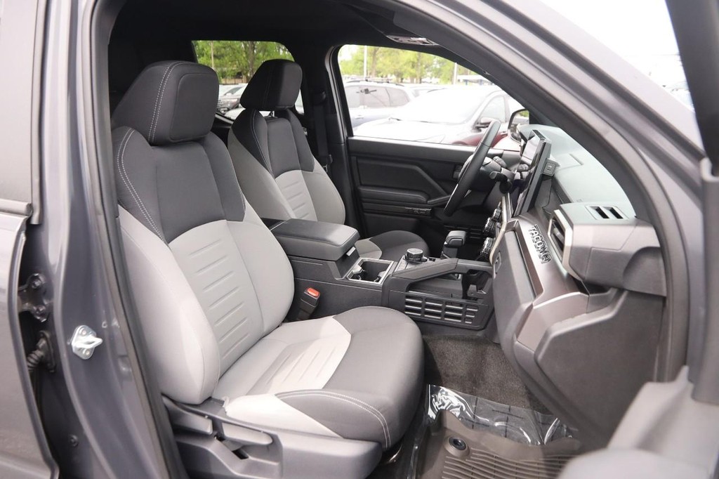 Toyota Tacoma 4WD Vehicle Full-screen Gallery Image 26