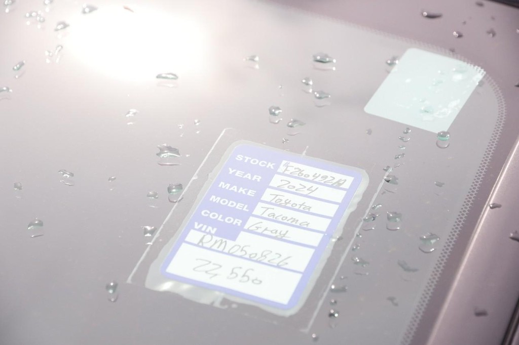 Toyota Tacoma 4WD Vehicle Full-screen Gallery Image 28