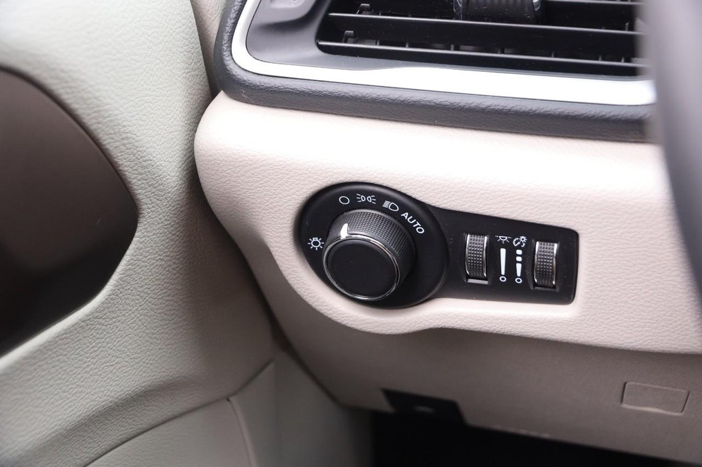 Chrysler Voyager Vehicle Image 22