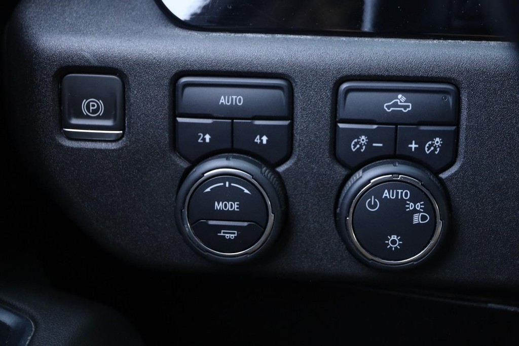 Chevrolet Silverado 1500 Vehicle Full-screen Gallery Image 18