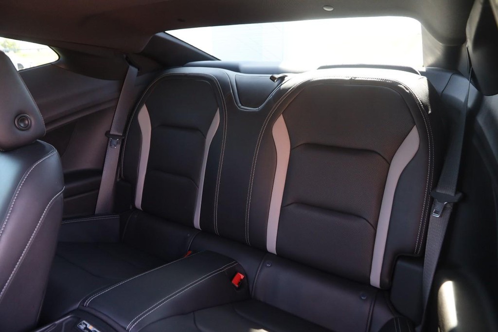 Chevrolet Camaro Vehicle Full-screen Gallery Image 11