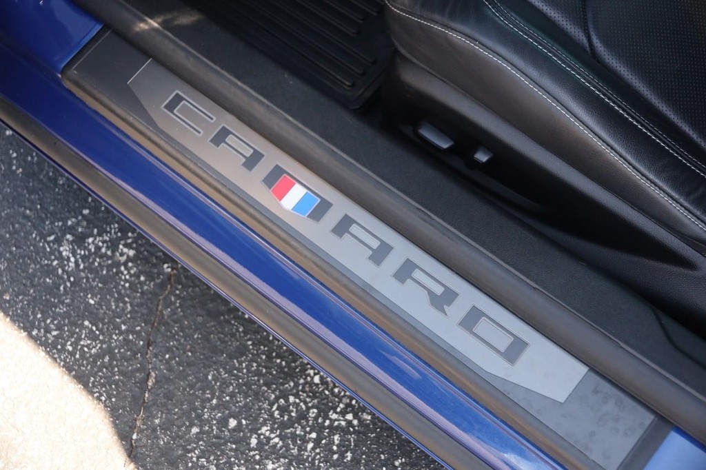 Chevrolet Camaro Vehicle Full-screen Gallery Image 12