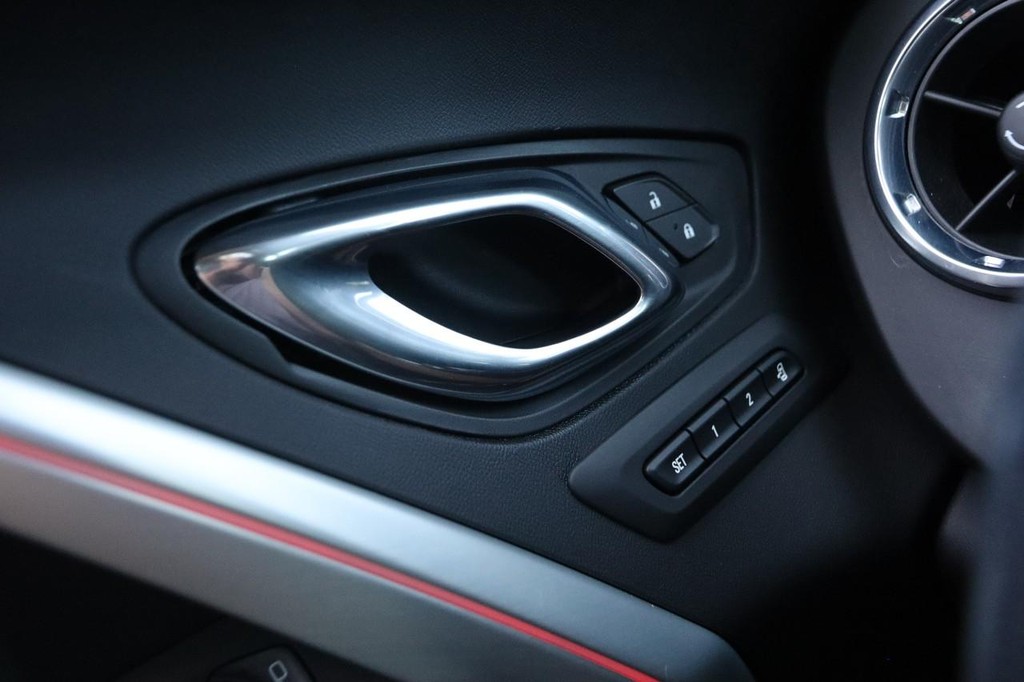 Chevrolet Camaro Vehicle Full-screen Gallery Image 22