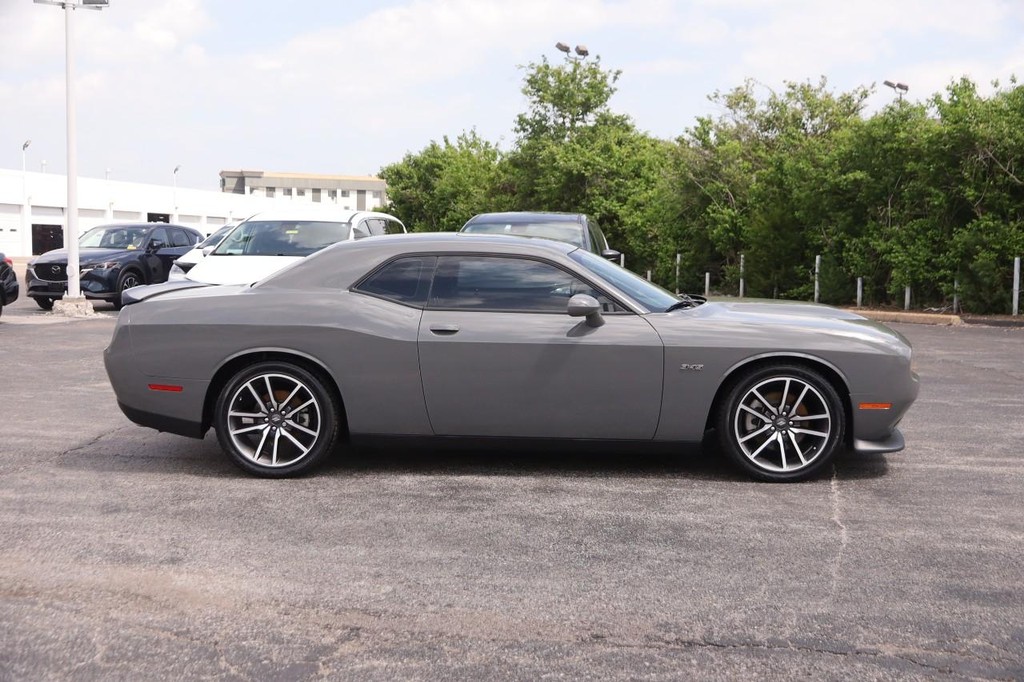 Dodge Challenger Vehicle Full-screen Gallery Image 5