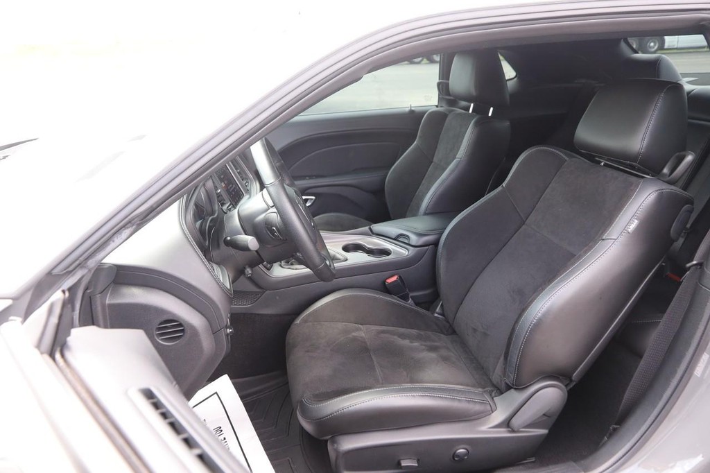 Dodge Challenger Vehicle Full-screen Gallery Image 9