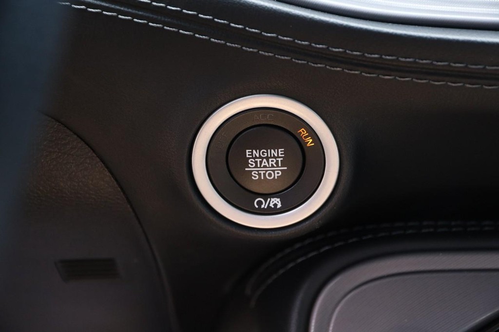 Dodge Challenger Vehicle Full-screen Gallery Image 15