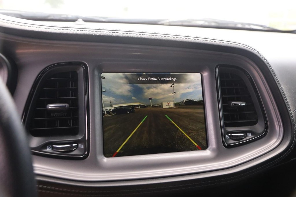 Dodge Challenger Vehicle Full-screen Gallery Image 17