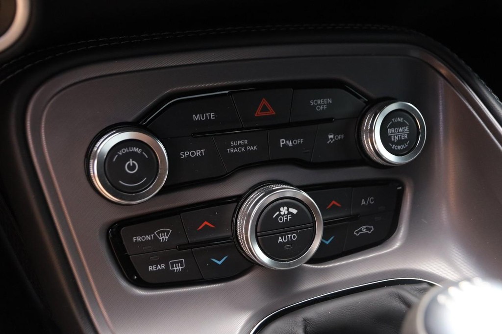 Dodge Challenger Vehicle Full-screen Gallery Image 18