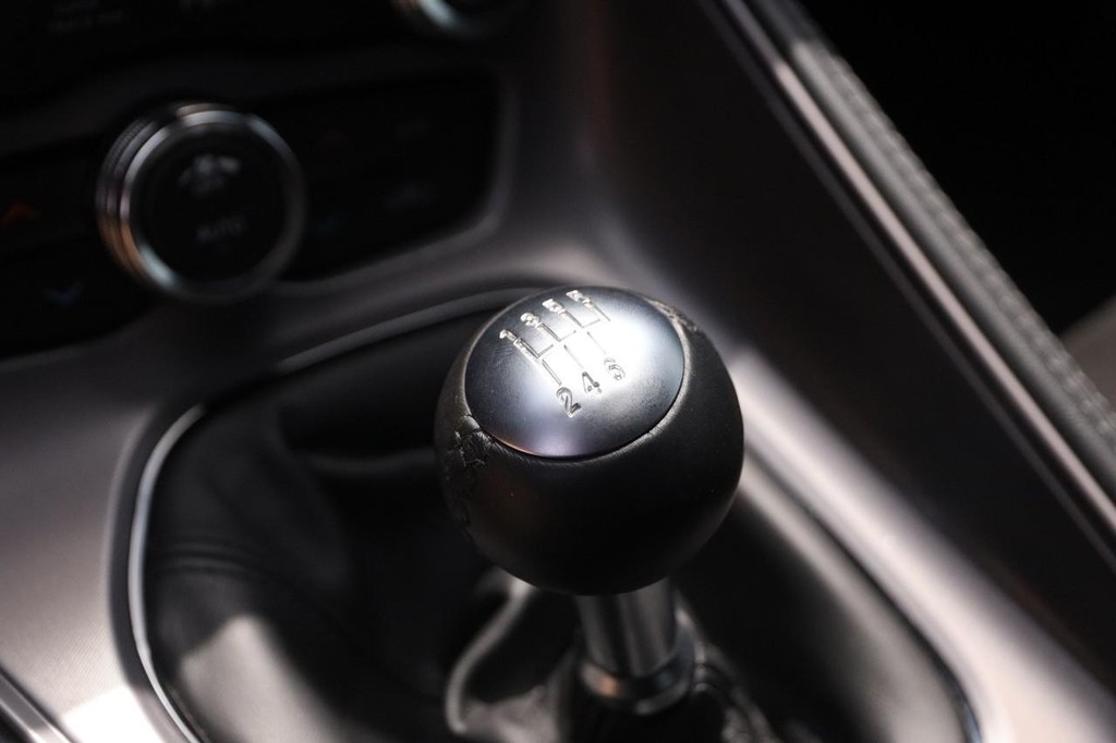 Dodge Challenger Vehicle Full-screen Gallery Image 19