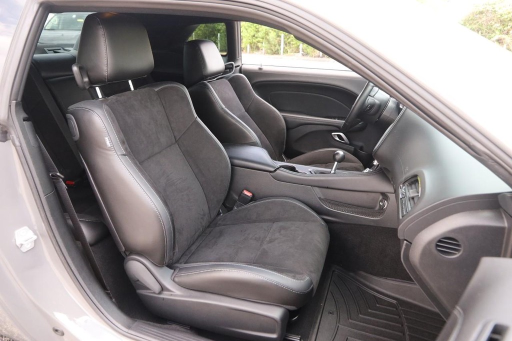 Dodge Challenger Vehicle Full-screen Gallery Image 22