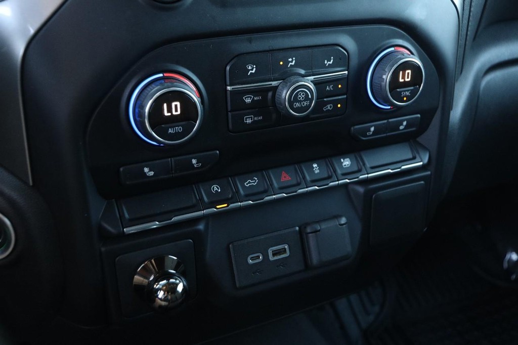 Chevrolet Silverado 1500 Vehicle Full-screen Gallery Image 18