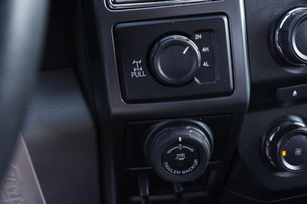 Ford F-150 Vehicle Full-screen Gallery Image 18