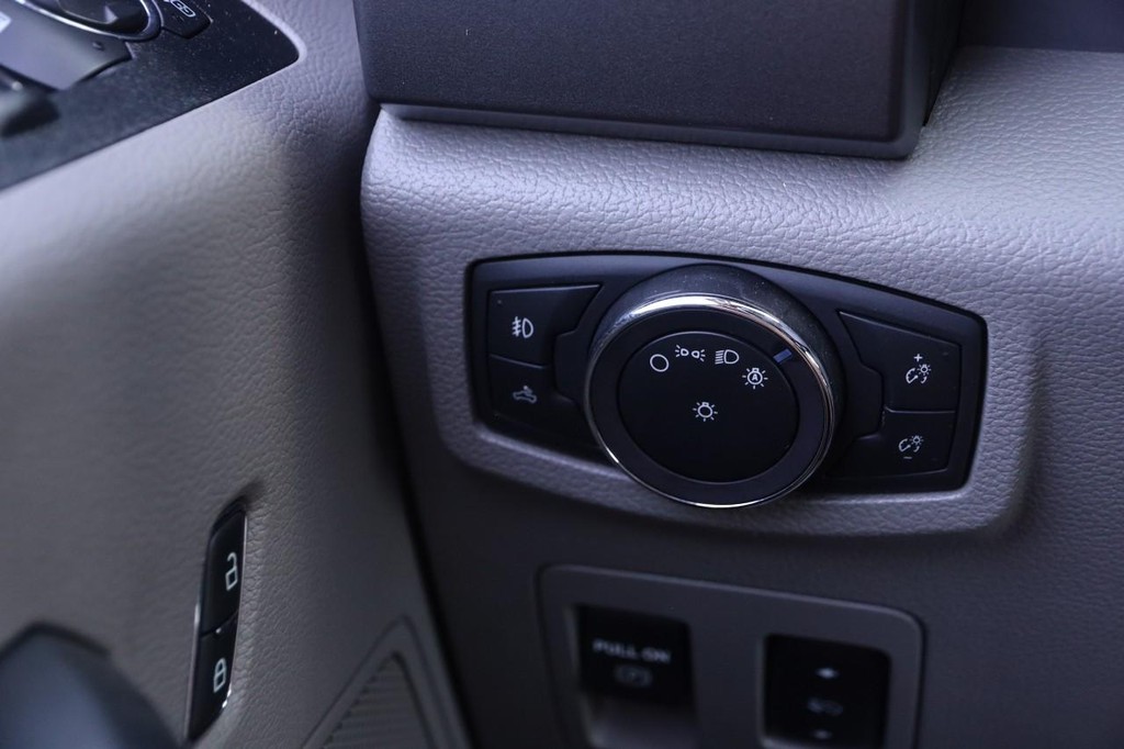 Ford F-150 Vehicle Full-screen Gallery Image 19