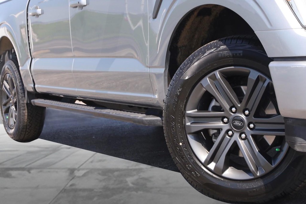 Ford F-150 Vehicle Full-screen Gallery Image 3