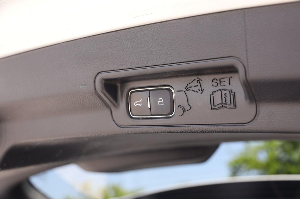 Ford Explorer Vehicle Full-screen Gallery Image 7