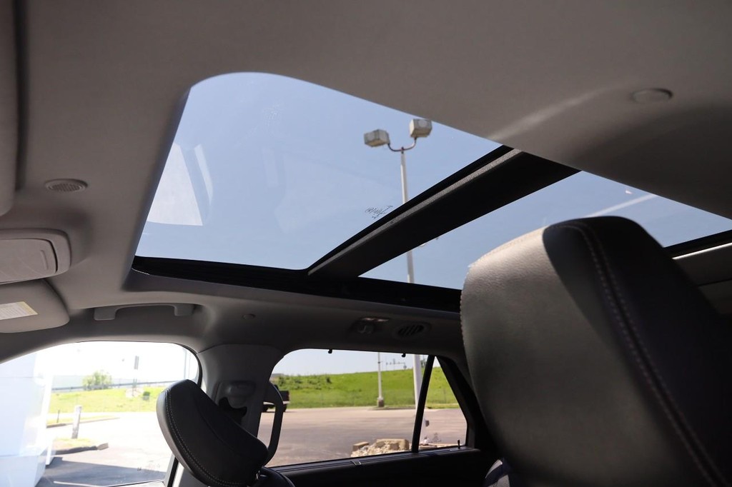 Ford Explorer Vehicle Full-screen Gallery Image 8