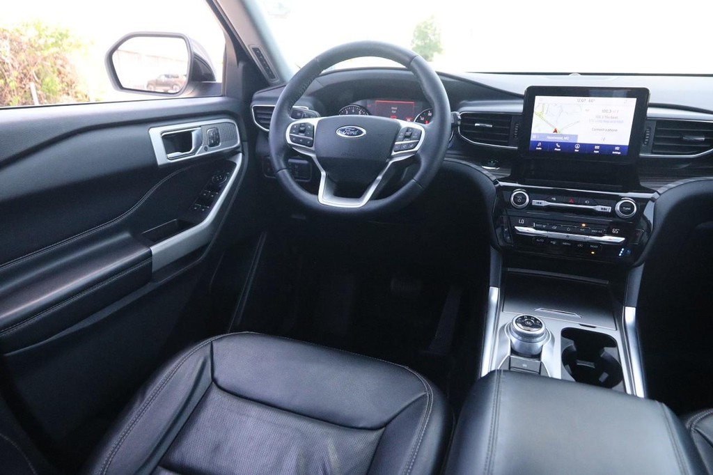 Ford Explorer Vehicle Full-screen Gallery Image 23