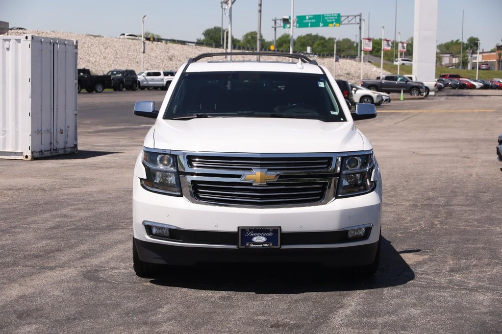 Chevrolet Suburban Vehicle Full-screen Gallery Image 3