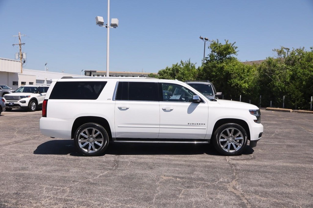 Chevrolet Suburban Vehicle Full-screen Gallery Image 4