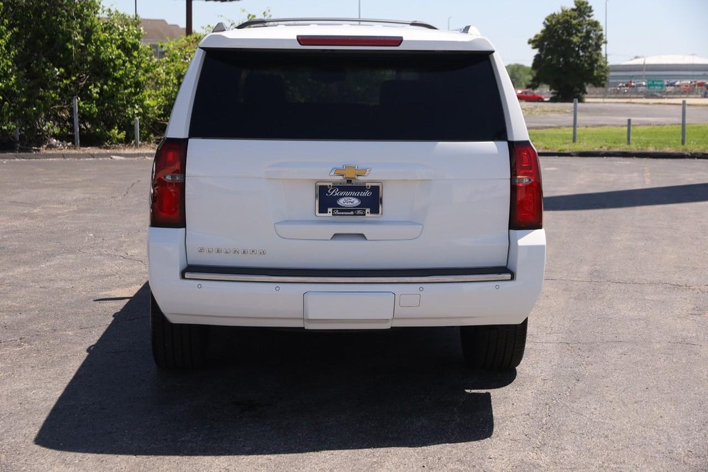 Chevrolet Suburban Vehicle Full-screen Gallery Image 5